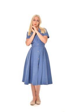 tam uzunlukta portre sarışın kız mavi elbise giyiyor. poz ayakta. beyaz stüdyo arka plan üzerinde izole.