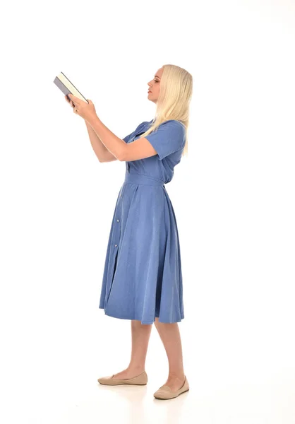 Портрет Блондинки Блакитній Сукні Стояча Поза Тримає Книжку Ізольовані Білому — стокове фото