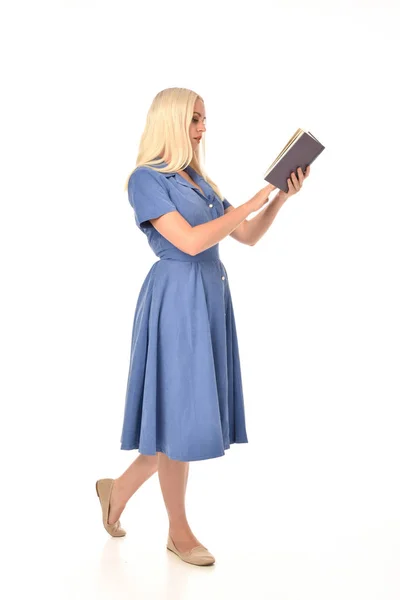 Портрет Блондинки Блакитній Сукні Стояча Поза Тримає Книжку Ізольовані Білому — стокове фото