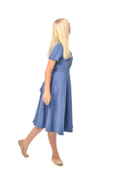 立ちポーズの青いドレスを着て金髪の女の子の完全な長さの肖像画 ホワイト スタジオの背景に分離 — ストック写真
