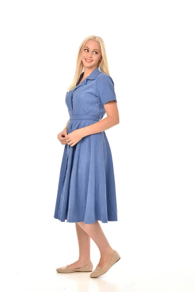 Retrato Comprimento Total Menina Loira Vestindo Vestido Azul Pose Isolado — Fotografia de Stock