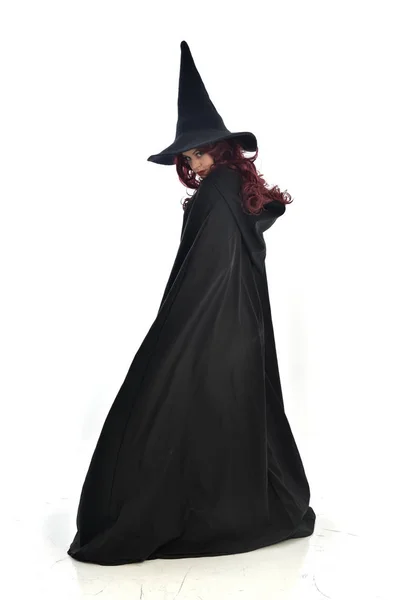 Tam Uzunlukta Uzun Siyah Pelerin Sivri Şapka Cadı Kostümü Giyen — Stok fotoğraf