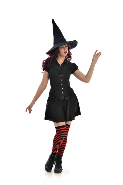 Tam Uzunlukta Portresi Kırmızı Saçlı Kız Kara Cadı Kostüm Sivri — Stok fotoğraf
