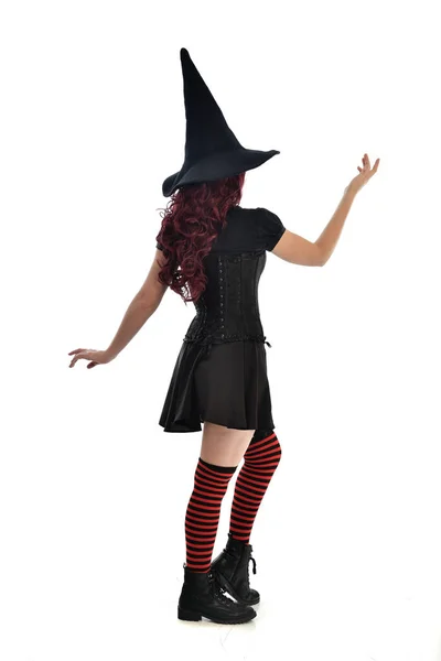 Tam Uzunlukta Portresi Kırmızı Saçlı Kız Kara Cadı Kostüm Sivri — Stok fotoğraf