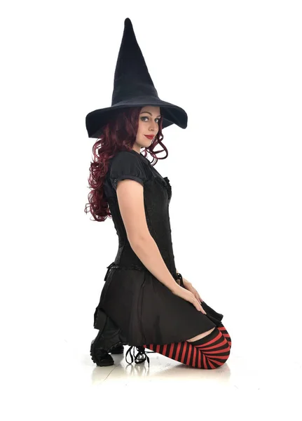 Teljes Hossza Portréja Vörös Hajú Lány Visel Fekete Boszorkány Jelmez — Stock Fotó