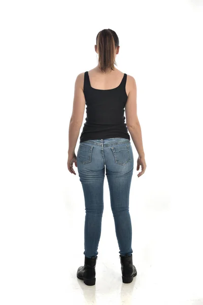 Retrato Comprimento Total Menina Morena Vestindo Preto Único Jeans Postura — Fotografia de Stock