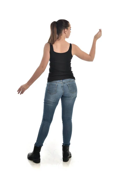 Retrato Comprimento Total Menina Morena Vestindo Preto Único Jeans Postura — Fotografia de Stock