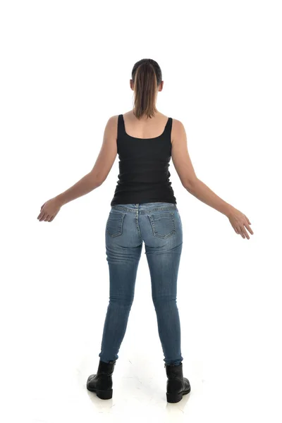 Ganzkörperporträt Eines Brünetten Mädchens Mit Schwarzem Single Und Jeans Stehende — Stockfoto