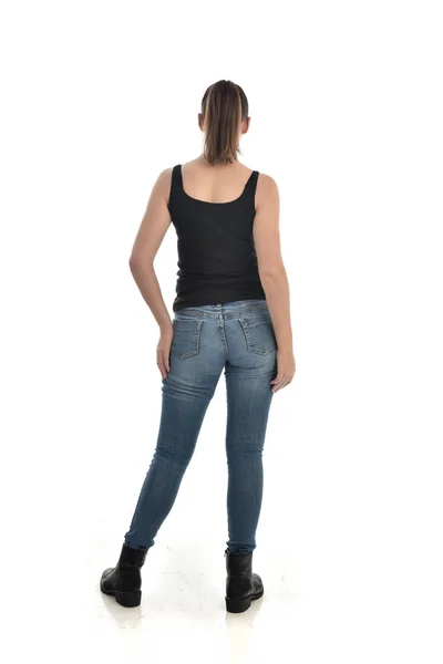 Retrato Comprimento Total Menina Morena Vestindo Preto Único Jeans Postura — Fotografia de Stock