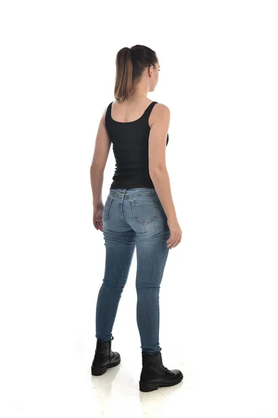 Retrato Comprimento Total Menina Morena Vestindo Preto Único Jeans Postura — Fotografia de Stock