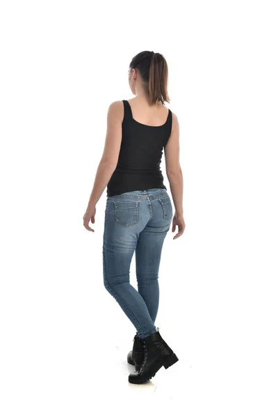 Ganzkörperporträt Eines Brünetten Mädchens Mit Schwarzem Single Und Jeans Stehende — Stockfoto