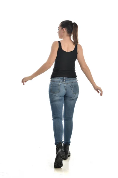 Retrato Comprimento Total Menina Morena Vestindo Preto Único Jeans Postura — Fotografia de Stock