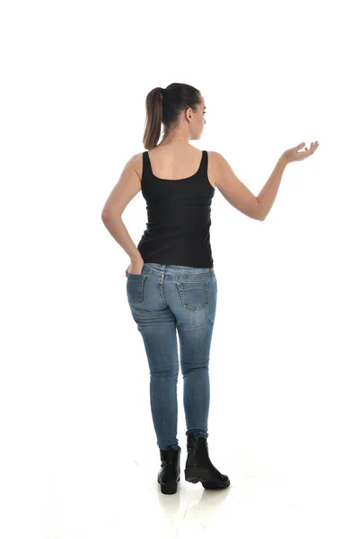 Ganzkörperporträt Eines Brünetten Mädchens Mit Schwarzem Single Und Jeans Stehende — Stockfoto