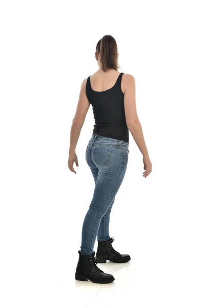 Ganzkörperporträt Eines Brünetten Mädchens Mit Schwarzem Single Und Jeans Stehende — Stockfoto
