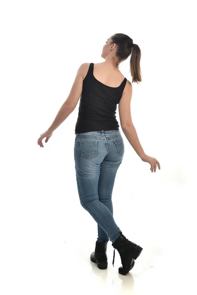 Full Längd Porträtt Brunett Flicka Klädd Svart Enkel Och Jeans — Stockfoto