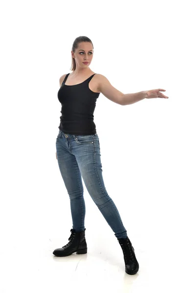 Retrato Cuerpo Entero Chica Morena Vistiendo Solo Negro Jeans Pose —  Fotos de Stock