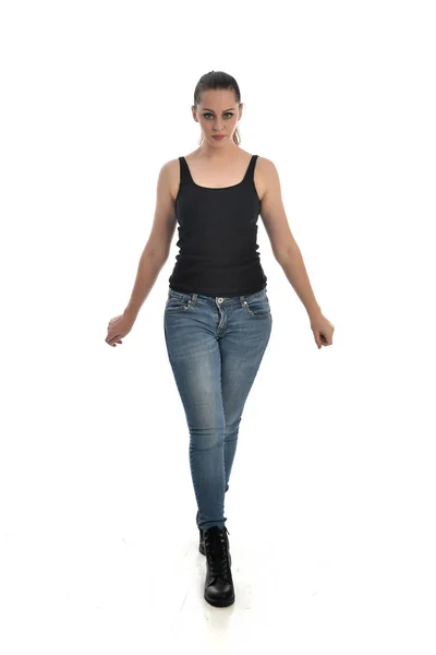 Retrato Comprimento Total Menina Morena Vestindo Preto Único Jeans Postura — Fotografia de Stock