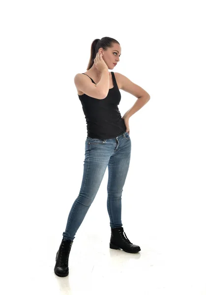 Full Längd Porträtt Brunett Flicka Klädd Svart Enkel Och Jeans — Stockfoto