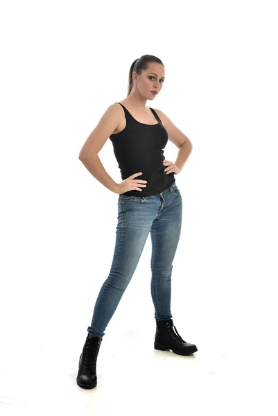 Full Längd Porträtt Brunett Flicka Klädd Svart Enkel Och Jeans — Stockfoto