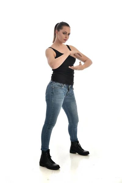 Full Längd Porträtt Brunett Flicka Klädd Svart Enkel Och Jeans — Stockfoto