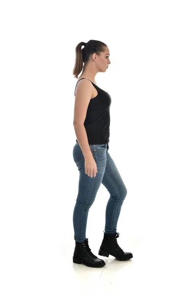 Retrato Comprimento Total Menina Morena Vestindo Preto Único Jeans Pose — Fotografia de Stock