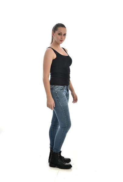 Full Längd Porträtt Brunett Flicka Klädd Svart Enkel Och Jeans — Stockfoto