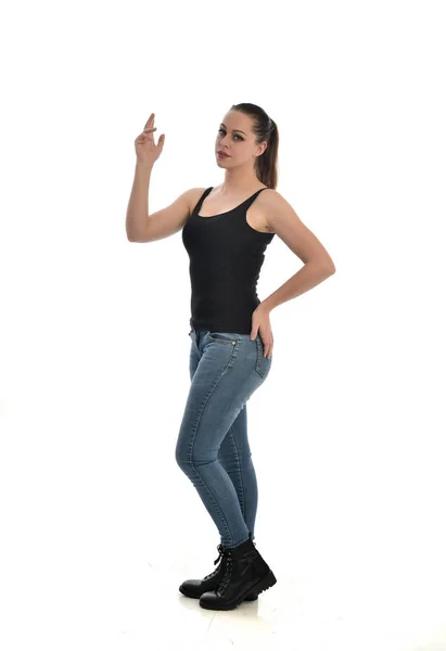 Retrato Cuerpo Entero Chica Morena Vistiendo Solo Negro Jeans Pose — Foto de Stock