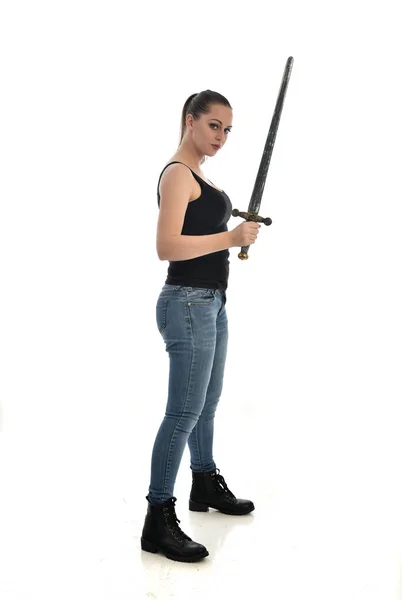 Full Längd Porträtt Brunett Flicka Klädd Svart Enkel Och Jeans — Stockfoto