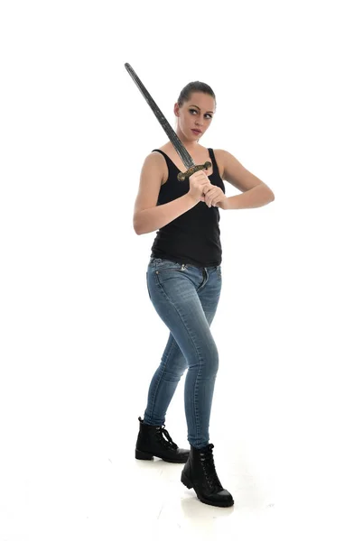 Retrato Comprimento Total Menina Morena Vestindo Preto Único Jeans Postura — Fotografia de Stock