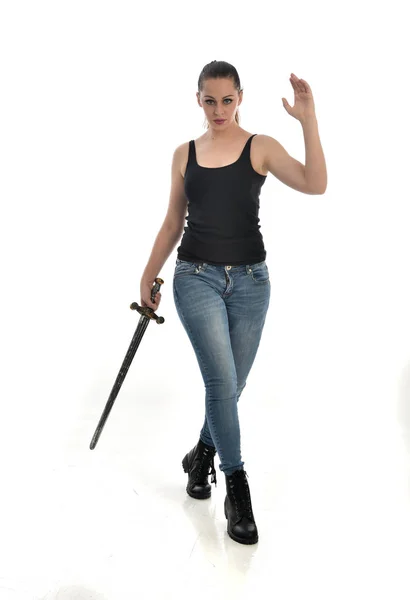 Ganzkörperporträt Eines Brünetten Mädchens Mit Schwarzem Single Und Jeans Stehend — Stockfoto
