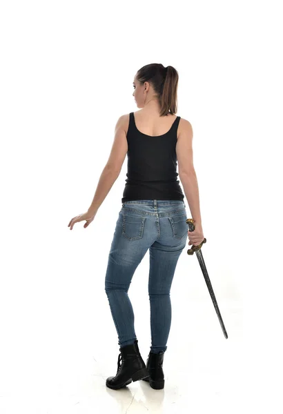 Full Längd Porträtt Brunett Flicka Klädd Svart Enkel Och Jeans — Stockfoto