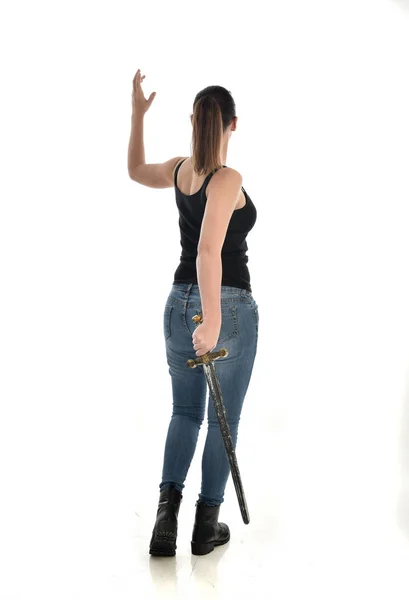 Full Längd Porträtt Brunett Flicka Klädd Svart Enkel Och Jeans — Stockfoto