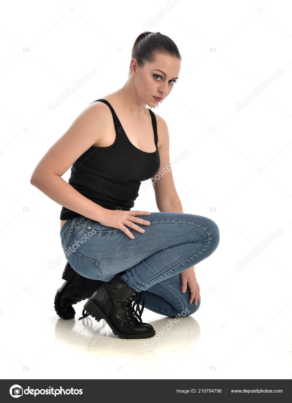 Retrato Cuerpo Entero Chica Morena Vistiendo Solo Negro Jeans Pose