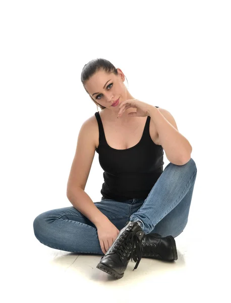 Retrato Comprimento Total Menina Morena Vestindo Preto Único Jeans Pose — Fotografia de Stock