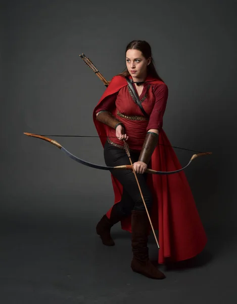 Pełna Długość Portret Brunetka Dziewczyna Ubrana Czerwony Strój Średniowiecznych Płaszcz — Zdjęcie stockowe