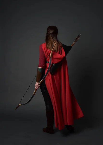Ολόσωμο Πορτρέτο Μελαχρινή Κοπέλα Φορώντας Κόκκινο Κοστούμι Μεσαιωνικό Και Μανδύα — Φωτογραφία Αρχείου