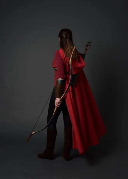 Портрет Дівчини Брюнетки Червоному Середньовічному Костюмі Плащі Тримає Лук Стрілу — стокове фото