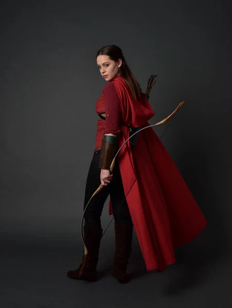 Retrato Comprimento Total Menina Morena Vestindo Traje Medieval Vermelho Capa — Fotografia de Stock