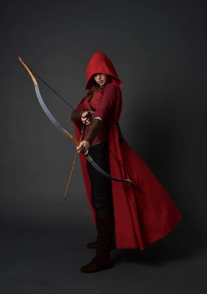 Retrato Comprimento Total Menina Morena Vestindo Traje Medieval Vermelho Capa — Fotografia de Stock