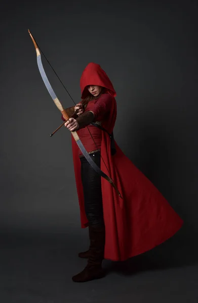 Ganzkörperporträt Eines Brünetten Mädchens Rotem Mittelalterlichen Kostüm Und Mantel Das — Stockfoto