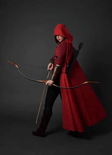 Ολόσωμο Πορτρέτο Μελαχρινή Κοπέλα Φορώντας Κόκκινο Κοστούμι Μεσαιωνικό Και Μανδύα — Φωτογραφία Αρχείου