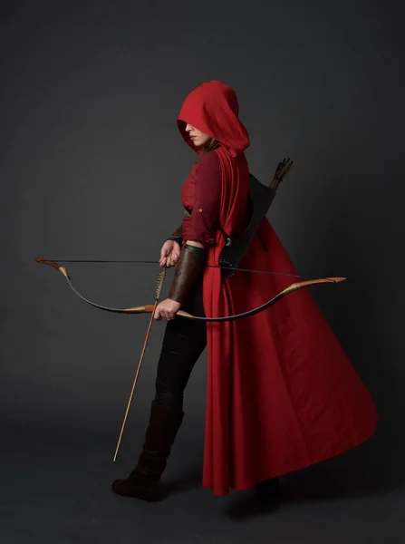 Portrait Complet Fille Brune Portant Costume Médiéval Rouge Manteau Tenant — Photo