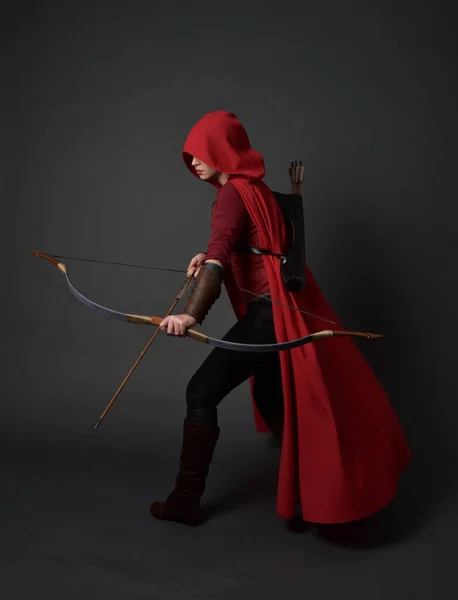 Retrato Comprimento Total Menina Morena Vestindo Traje Medieval Vermelho Capa — Fotografia de Stock