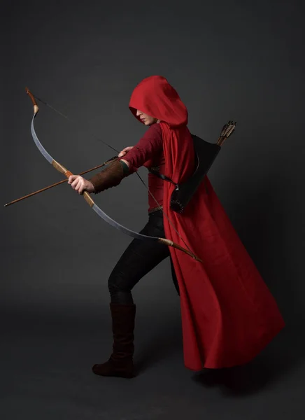 Retrato Comprimento Total Menina Morena Vestindo Traje Medieval Vermelho Capa — Fotografia de Stock