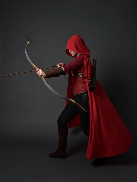 Retrato Comprimento Total Menina Morena Vestindo Traje Medieval Vermelho Capa — Fotografia de Stock