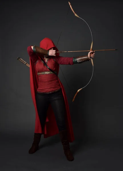 Retrato Comprimento Total Menina Morena Vestindo Traje Medieval Vermelho Capa — Fotografia de Stock