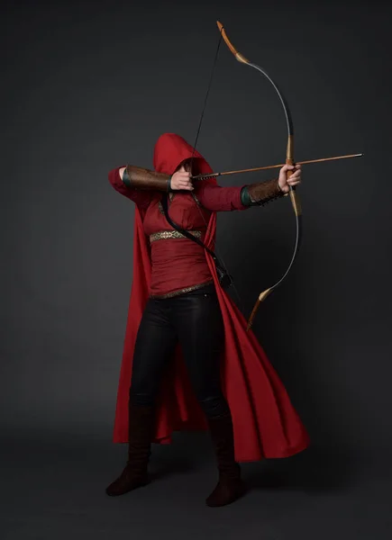 Retrato Comprimento Total Menina Morena Vestindo Traje Medieval Vermelho Capa — Fotografia de Stock