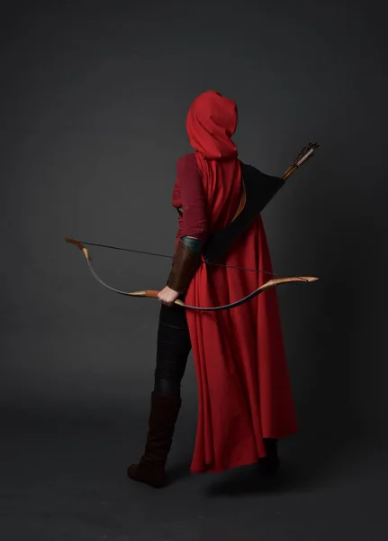 Tam Boy Esmer Kız Kırmızı Ortaçağ Kostüm Pelerin Yay Tutarak — Stok fotoğraf