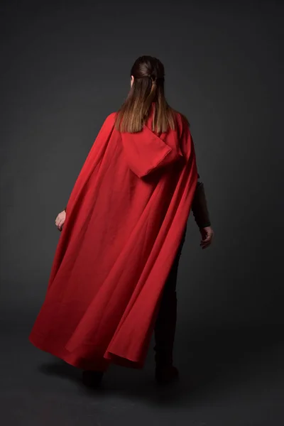 Retrato Cuerpo Entero Chica Morena Vestida Con Traje Medieval Rojo — Foto de Stock