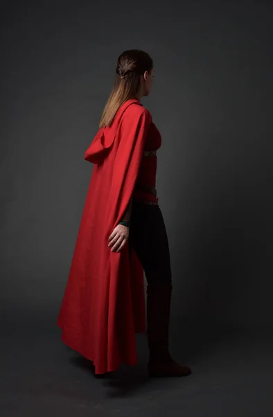 Fuld Længde Portræt Brunette Pige Iført Rød Middelalderlige Kostume Kappe - Stock-foto